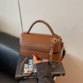 Καφέ γυναικεία τσάντα ώμου από PU δέρμα, κομψή μικρή τετράγωνη τσάντα χεριού. - Καφέ