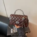 Καφέ καπιτονέ τσάντα χιαστί για γυναίκες, κομψή μικρή τσάντα ώμου με μεταλλικό κλείστρο. - Καφέ