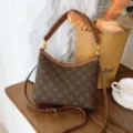 Συμπαγής τσάντα ώμου με μονόγραμμα και καφέ δερμάτινες λεπτομέρειες για γυναίκες. - L / Καφέ με Καφέ