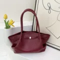Γυναικεία κόκκινη δερμάτινη τσάντα tote, κομψή ώμου με φτερά και μεγάλη χωρητικότητα για δουλειά. - Κόκκινο