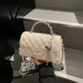 Λευκή καπιτονέ τσάντα ώμου με αλυσίδα, κομψή γυναικεία τσάντα χιαστί από συνθετικό δέρμα. - Λευκό