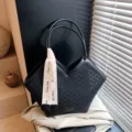 Μαύρη μεγάλη τσάντα tote ώμου με κομψό V-cut σχεδιασμό και στιλάτο αξεσουάρ κορδέλας. - Μαύρο