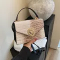 Elegante borsa a tracolla con motivo coccodrillo e squisito lucchetto a cuore di perle per donna. - Beige