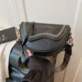 Κλασική μαύρη τσάντα σέλας γυναικεία με εθνοτικό λουράκι και κομψές λεπτομέρειες για καθημερινά. - Μαύρο