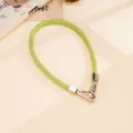 Cinturino da polso in pelle verde per telefono con chiusura in metallo argento e ciondolo. - Fibbia in Metallo Galvanizzato Catena in Pelle Piatta (K6695)