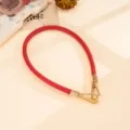 Cinturino per telefono in pelle rossa con chiusure in metallo dorato, cordino corto. - Fibbia in Metallo Galvanizzato Catena in Pelle Piatta (K6698)