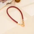 Cinturino per telefono in pelle bordeaux e catena per borsa con moschettoni metallici dorati. - Fibbia in Metallo Galvanizzato Catena in Pelle Piatta (K6699)