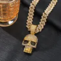 Detail van de gouden hip-hop schedel hanger ketting met strass steentjes op Cubaanse ketting. - Hanger + Cubaanse Ketting / Goud