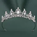 Nahaufnahme der funkelnden Strass Braut Tiara Details, elegantes silbernes Haarschmuck Accessoire. - Weißer Zirkonia Stil / Silber