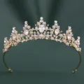 Detailansicht einer goldenen Strass-Brauttiara, funkelndes Kristall-Hochzeits-Haaraccessoire. - Weißer Zirkonia Stil / Gold