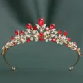 Détail de tiare en strass rouge, coiffe couronne de mariée, accessoire de cheveux baroque. - Or KC Strass Blanc + Grand Strass Rouge