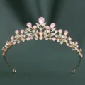 Vue détaillée d'un diadème de mariée baroque doré orné de strass rose et transparents scintillants. - Or KC Strass Blanc + Strass Rose Jelly