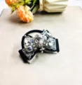 Élégant chouchou avec nœud noir, dentelle, perles et cristaux pour coiffures raffinées et chic. - Cravate à cheveux