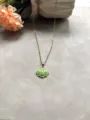 Collier pendentif coquillage émail vert frais avec strass en cristal sur chaîne dorée. - Verdoyant