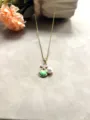 Gros-plan du détail de collier perle coquillage étoile de mer dorée, zircon et émail. - Vert