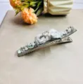 Gros plan détaillé d'une pince à cheveux bec de canard en métal avec strass brillants. - Grande Pince en Acier / 12cm / Bleu clair
