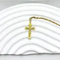 Vue détaillée du pendentif croix dorée, élégant accessoire de bijouterie rétro vintage. - Style Rétro Français (1)