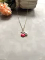 Gros plan détail du collier pendentif étoile de mer coquillage perle série océan. - Rouge
