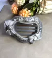 Détail pince à cheveux cœur strass gris, barrette bec de canard luxe avec nœuds perles. - Style Cœur Gris / L