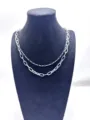 Vue de détail rapprochée du collier à double chaîne en acier au titane argenté et texturé. - Chaîne à Maillons Rectangulaires Et Boîte Fine (XL20Q2057)