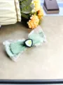 Détail de pince à cheveux nœud en dentelle verte, accessoire de coiffure style doux. - Pince à Bec de Canard Contraste Vert et Blanc (17)