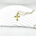Vue détaillée du collier pendentif croix doré avec émail noir et chaîne fine élégante. - Style Chaîne Serpent Strass (4)
