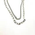 Vue en gros plan d'un collier de chaîne en métal argenté double style hip hop urbain. - Chaîne Mixte et Cubaine (1)