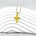 Gros plan sur le collier pendentif croix doré avec des strass étincelants, détail gothique. - Style Simple Strass Blanc (3)