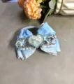 Gros plan détaillé du joli chouchou nœud bleu clair avec strass, dentelle et perles. - Style 4 (Élastique à Cheveux Nœud Dentelle Bleue)