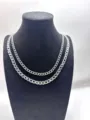 Vue en gros plan du collier de chaîne cubaine en acier titane argenté à double couche urbain. - Chaîne Cubaine à Double Couche (XL20Q2057)