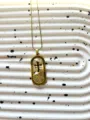 Gros plan collier pendentif croix en acier titane plaqué or avec strass et grecque. - Croix Plaque Militaire Méandre Grec (4)