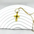 Collier croix en acier titane plaqué or avec pendentif émail noir et strass tendance - Collier Croix Strass Email Noir Or (4)