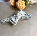 Vue détaillée de pince à cheveux strass perle de luxe avec nœud écossais pour femmes. - Style 6 (Grande Pince en Acier Nœud Strass et Perles) / Grande Pince en Acier