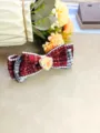 Vue détaillée de la pince à cheveux nœud en tweed rouge et noir avec perles et cristal central. - Pince à Ressort en Perles Contraste Rouge et Noir (14)