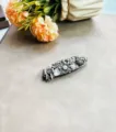 Gros plan d'une pince à cheveux vintage en argent, strass et perle, accessoire élégant. - N°7 (Nœud Vintage Argent)