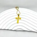 Collier croix en acier inoxydable doré avec design tendance evil eye et détails délicats. - Collier Croix Mauvais Œil Or (1)