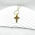 Vue rapprochée détaillée du collier avec pendentif croix en acier titane doré et pierre rouge. - Collier Croix Centre Rouge Or (3)