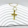 Vue détaillée du collier pendentif croix en acier titane doré avec des strass étincelants. - Style Croix Dorée Strass (4)