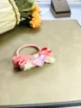 Détail d'élastique à cheveux nœud peluche rose doux avec cristal cœur scintillant et bordure. - Cravate à cheveux / Élastique à Cheveux Cristal Cœur Rose (4)