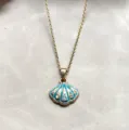 Collier pendentif coquillage émail bleu, accessoire bijoux chaîne or pour femmes quotidien. - Bleu saphir