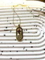 Collier pendentif croix en acier titane plaqué or, bijou design de niche tendance variante. - Croix Ronde Méandre Grec (2)
