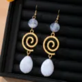 Boucles d'oreilles longues en spirale dorée vintage française avec perles de marbre blanc, élégantes. - Style Spirale Long Blanc Vintage Français (JMX-ER9857)