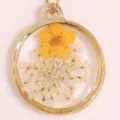 Round resin dried flower pendant charm for DIY jewelry making earrings necklace accessories. - Yellow and White Dried Flower Style (21GH59)