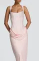 Élégante robe longue en satin rose avec corsage chic et détails drapés sur le devant. - Rose