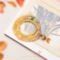 Bracciale a Triplo Cerchio in Giada di Seta Dorata Vintage Gioielli di Perle Donna - Bracciale a tre giri giallo chiaro con nodi di bambù e doppia piccola zucchetta