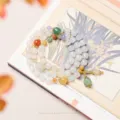 Elegante braccialetto di perle triplo in giada di seta dorata stile etnico vintage - Bracciale a tre giri con perla a botte, zucca e mughetto
