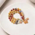 Bracciale triplo in giada di seta dorata naturale con perline di zucca e ciondoli intagliati. - Bracciale a tre giri con tulipano multicolore e ciondolo Pixiu