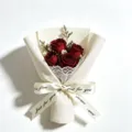 Handgearbeiteter Mini-Blumenstrauß aus roten konservierten Rosen als Valentinstagsgeschenk. - Stil 5