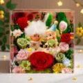 Caja de regalo de rosas preservadas con figuras tiernas en estuche acrílico para ocasiones. - DA-1L