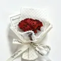 Mini getrockneter Rosenblütenstrauß mit weißem Geschenkpapier und Band, ideal als Geschenk. - Stil 8
